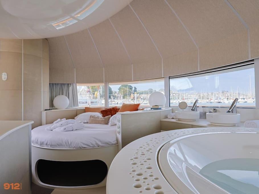 Anthenea Suite Hoteliere Flottante Перро-Гірек Екстер'єр фото